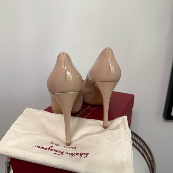 FERRAGAMO VARA BOW PATENT PUMP - Picture 5 of 10